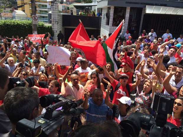 Militantes se reúnem na frente do prédio onde Lula mora para apoiar o ex-presidente (Foto: Vivian Reis / G1)