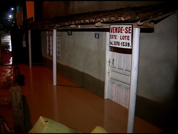 Chuva causa alagamentos em Aracruz, ES (Foto: Reprodução/ TV Gazeta) Chuva causa alagamentos em Aracruz, ES (Foto: Reprodução/ TV Gazeta)