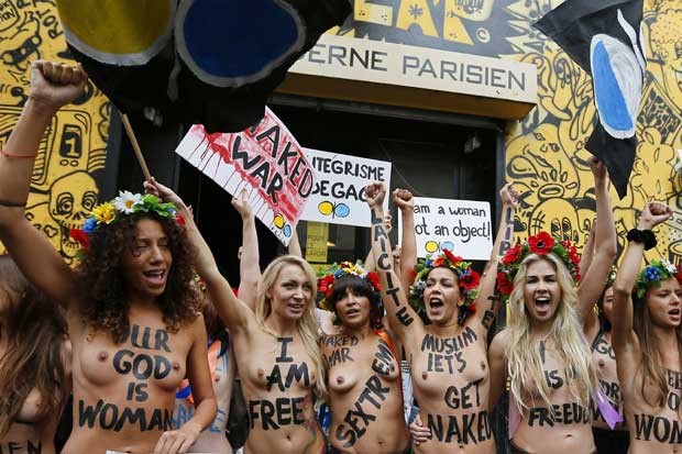 Ativistas do movimento feminista Femen fazem ato que inaugura o Centro Femen em um antigo teatro de Paris, nesta terça-feira (18) (Foto: AFP)