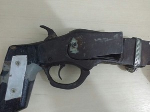 Arma usada no roubo foi encontrada por policiais em quintal (Foto: Marcelo Marques/G1 RR)