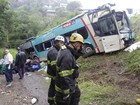 Famílias de Curitiba tentam localizar passageiros de ônibus acidentado