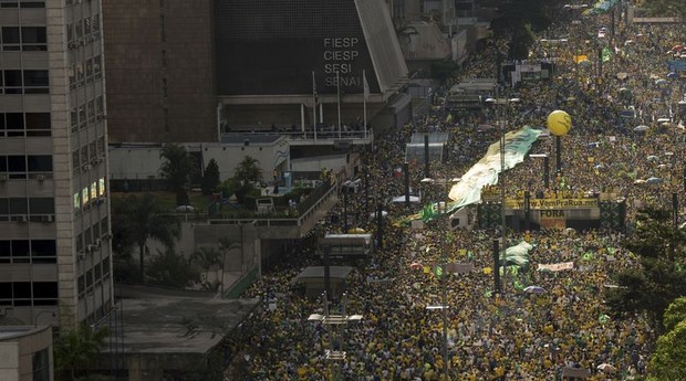 Manifestantes ocupam todas as faixas da Av. Paulista no dia 16 de agosto de 2015 (Foto: Marcelo Camargo/Agência Brasil)