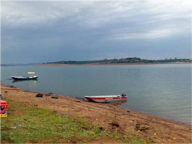Equipes recomeçaram trabalhos para retirada de corpo de vítima no Lago de Furnas, em Fama (Foto: Marcelo Rodrigues / EPTV)
