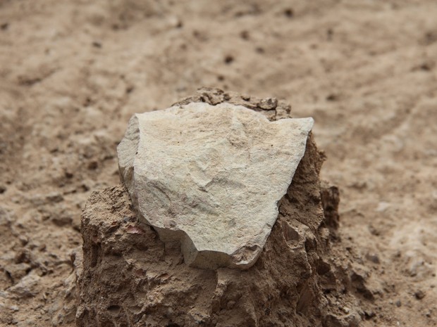 Ferramenta de pedra descoberta em deserto do Quênia que teria 3,3 milhões de anos -- 700 mil anos a mais que as ferramentas já encontradas e 500 mil anos mais antigo que os fósseis conhecidos do gênero Homo (Foto: MPK-WTAP/Reuters) Ferramenta de pedra descoberta em deserto do Quênia que teria 3,3 milhões de anos -- 700 mil anos a mais que as ferramentas já encontradas e 500 mil anos mais antigo que os fósseis conhecidos do gênero Homo (Foto: MPK-WTAP/Reuters)
