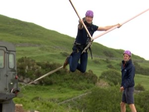 Repórter da BBC testa &#39;estilingue humano&#39; na Escócia (Foto: Reprodução/BBC)