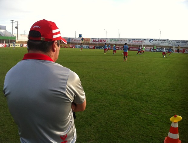 Pintado, técnico do América-RN, observa treino no Nazarenão (Foto: Tiago Menezes)