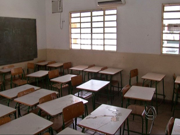 Escola Estadual Benedito de Carvalho, em Cuiab,  considerada a pior em estrutura (Foto: Reproduo TVCA)