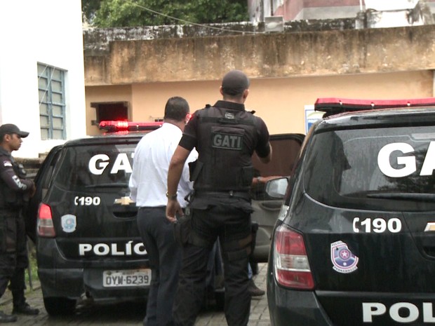 Prisão de servidores do Itamaracá Prev (Foto: Reprodução/TV Globo)