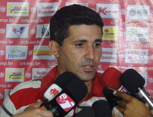 Eduardo Souza, técnico interino do CRB (Foto: Leonardo Freire/GloboEsporte.com)