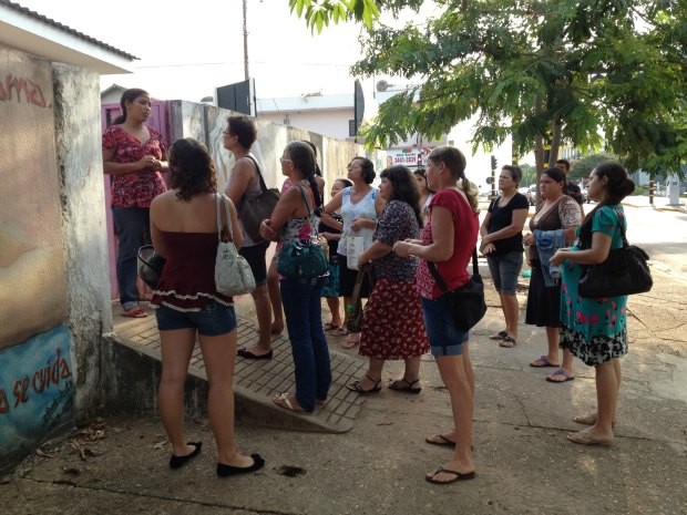 No portão do Centro, mulheres são avisadas de que novas consultas não serão marcadas (Foto: Paula Casagrande/G1)