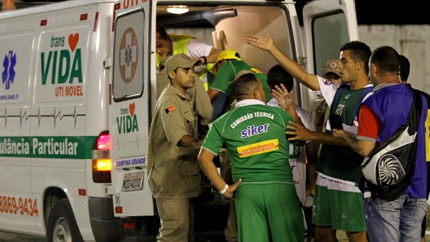 Maxuel do Baraúnas sofre convulsão na partida contra o Campinense (Foto: Silas Batista)