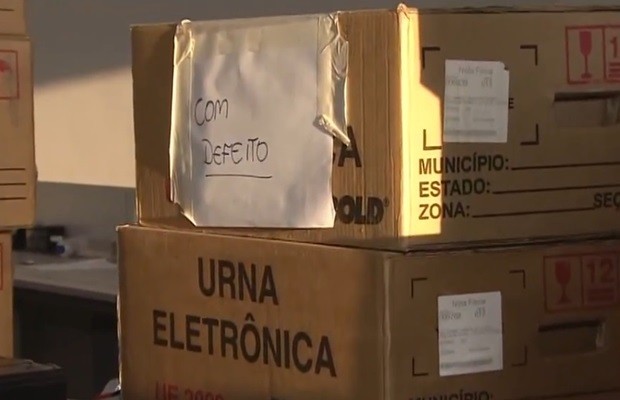 Urnas com defeito serão enviadas para reparos antes das eleições, em Goiás (Foto: Reprodução/TV Anhanguera)