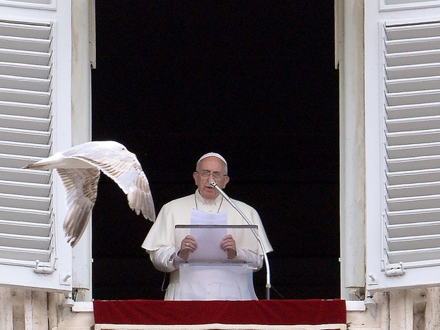 Papa fala com peregrinos reunidos na Praça de São Pedro do Vaticano (Foto: AFP)