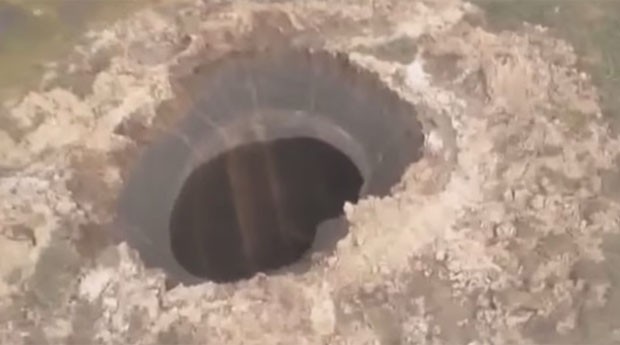 Cratera que surgiu na Sibéria causou curiosidade em cientistas e na população geral ao redor do mundo (Foto: Reprodução/YouTube/ADGUKNEWS)
