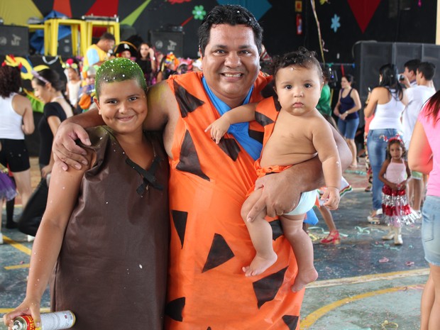 Antônio Marcos entrou no clima com os filhos fantasiado de Fred Flintstone  (Foto: Taísa Arruda/G1)