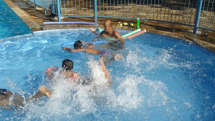 Aula de natação para crianças e adolescentes com transtornos mentais (Foto: Divulgação/Decom)