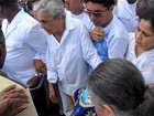 Caetano Veloso se emociona no sepultamento da mãe, Dona Canô