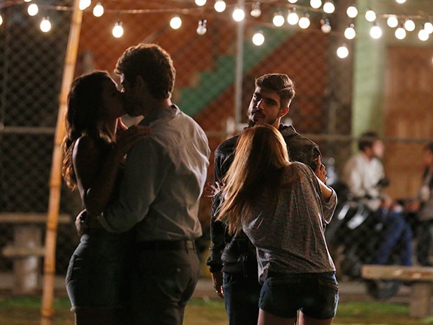 Danda tenta segurar Grego durante flagra (Foto: Ellen Soares/Gshow)