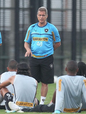 Oswaldo de Oliveira com os jogadores no treino do Botafogo (Foto: Alexandre Cassiano / Ag. O Globo)