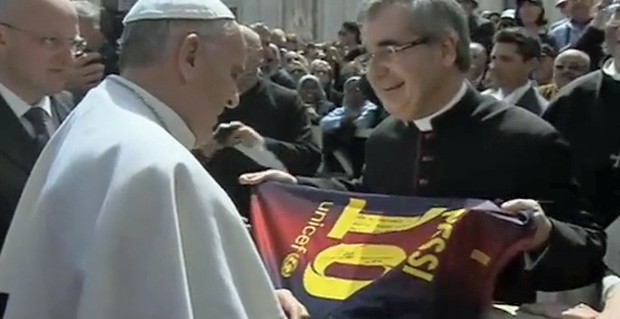 Papa recebeu também nesta quarta (17) uma camiseta autografada pelo jogador Messi (Foto: Reprodução/Vaticano)