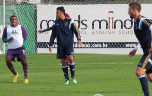 Sob olhares do presidente, Henrique faz primeiro treino no Palmeiras