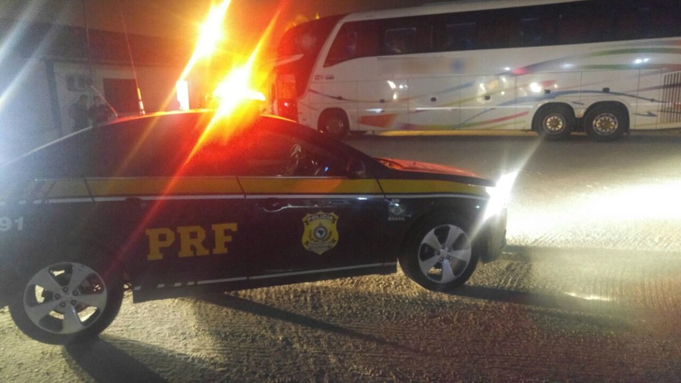 Motorista parou &ocirc;nibus para pedir ajuda (Foto: PRF/Divulga&ccedil;&atilde;o)