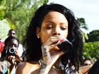 Rihanna toma cerveja e exibe corpão em praia de Barbados