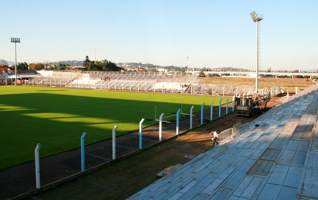 Instalação de novas arquibancadas no Estádio do Vale (Foto: Charles Dias/Agência RBS)
