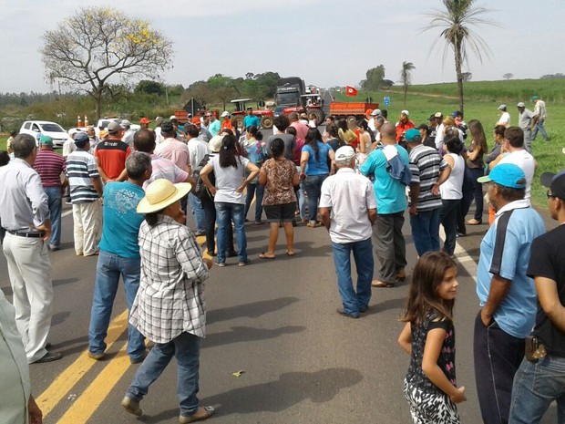 G1 Integrantes do MST interditam BR 153 durante protesto em Promissão