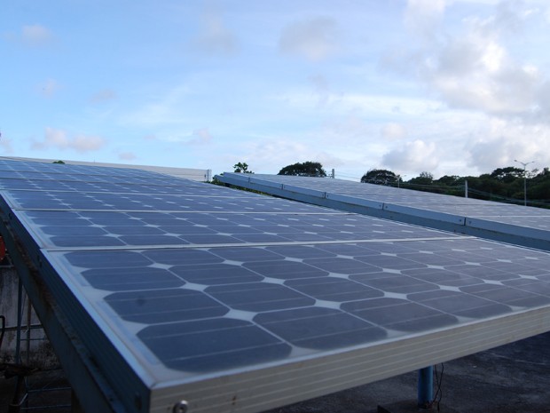 Placas fotovoltaicas estão em fase de instalação na UFPB; departamento terá prédio com geração de energia solar no teto (Foto: Krystine Carneiro/G1)