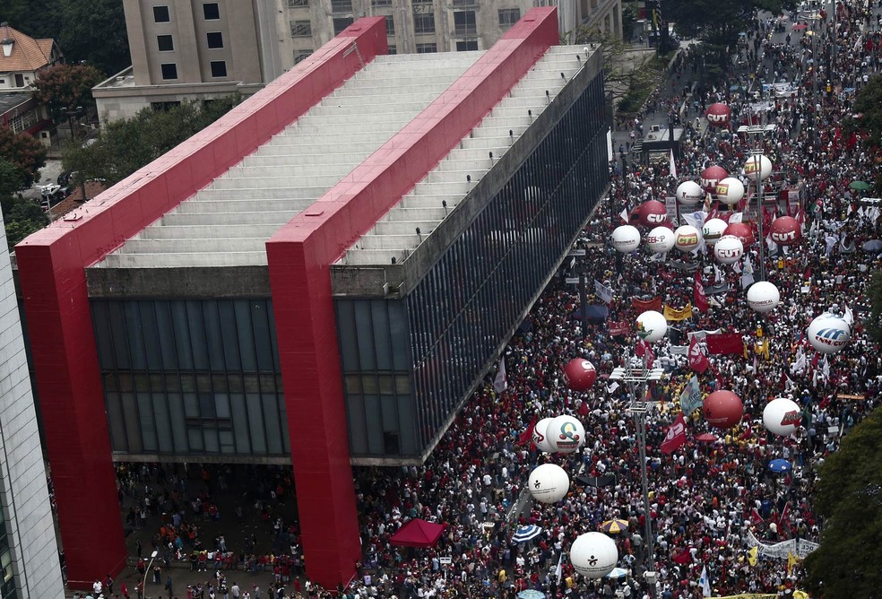 Manifestantes contrários à reforma da previdência social lotam a frente do vão do Masp em protesto na Avenida Paulista, em São Paulo (Foto: Miguel Schincariol/AFP)