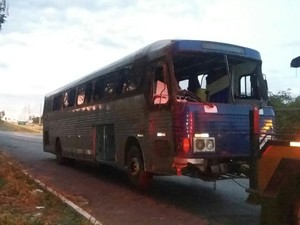 Ônibus foi apreendido por fazer transporte interestadual irregular de passageiros (Foto: PRF/Divulgação) Ônibus foi apreendido por fazer transporte interestadual irregular de passageiros (Foto: PRF/Divulgação)
