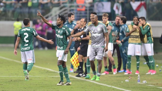  Zé Roberto, 42 anos, faz gol quase no fim, dentro da área, e torcida pira na web