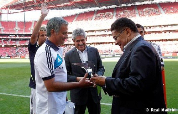 Eusébio entrega presentes do Benfica para Mou, Coentrão e Di María (Foto: Reprodução / Site oficial do Real Madrid)