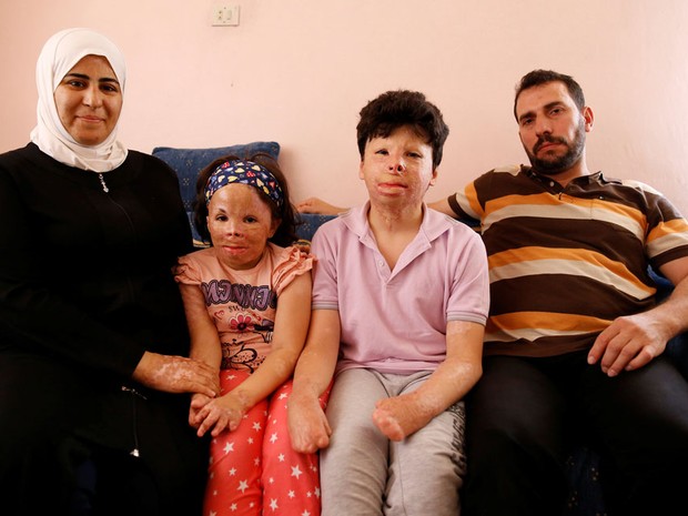Muhammed Mazin Mekansi com sua mulher, Mutia El Haffar, sua filha Limar e seu filho Gheis em Ancara (Foto: Tumay Berkin/Reuters) Muhammed Mazin Mekansi com sua mulher, Mutia El Haffar, sua filha Limar e seu filho Gheis em Ancara (Foto: Tumay Berkin/Reuters)
