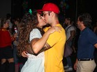 Que beijão! Jaque Khury se empolga no romance em festa em São Paulo