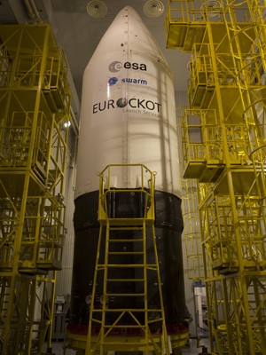 Satélite Swarm acoplado a primeiro estágio de foguete no Cosmódromo de Plesetsk, na Rússia (Foto:  ESA–S. Corvaja)