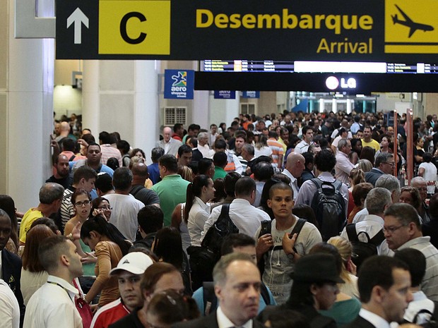 Multidão aguarda por voos atrasados no Aeroporto Santos Dumont, Rio (Foto: Ale Silva/Futura Press/Estadão Conteúdo)