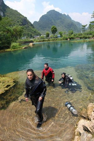 Carol Barcellos se prepara para mergulhar em cidade inundada na China (Foto: Divulgação TV Globo)