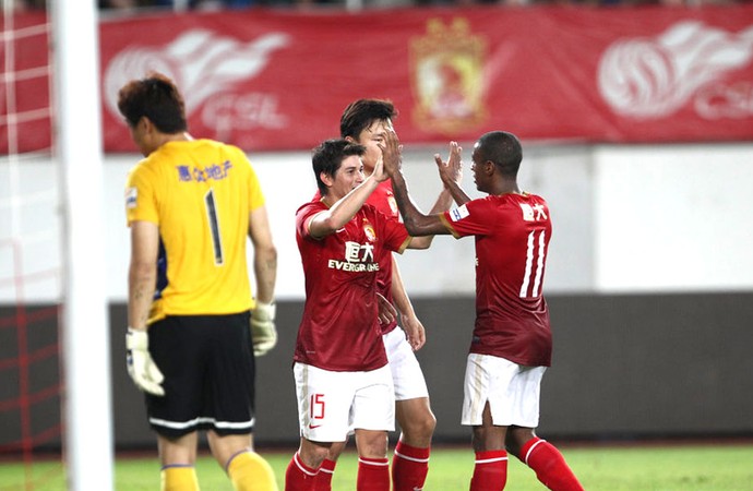 Darío Conca e Muriqui Guangzhou Evergrande (Foto: Reprodução / Sina.com)