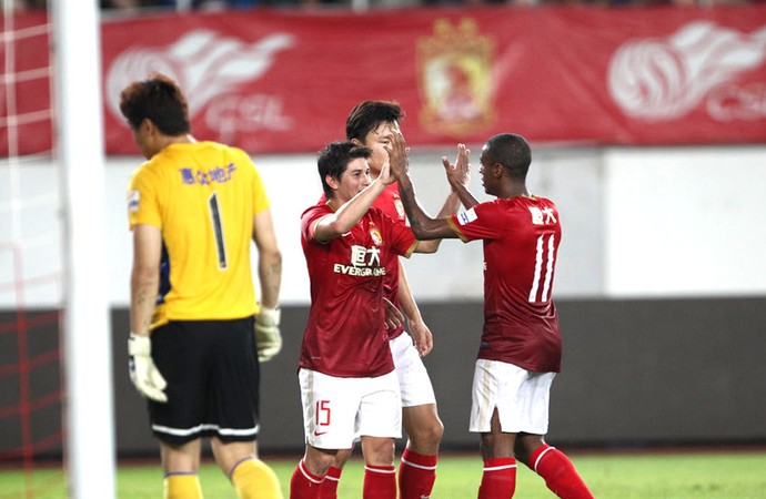 Darío Conca e Muriqui Guangzhou Evergrande (Foto: Reprodução / Sina.com) Darío Conca e Muriqui Guangzhou Evergrande (Foto: Reprodução / Sina.com)