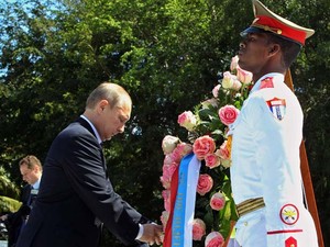 O presidente Vladimir Putin participa de crimônia em homenagem aos soldados soviéticos mortos nesta sexta (11) em Havana (Foto: REUTERS/Alejandro Ernesto/Pool)