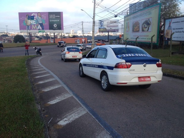 G Taxistas E Motoristas Da Uber Protestam Na C Mara De Curitiba