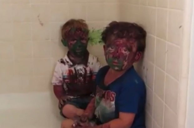 Meninos viraram hit na web depois que pai os filmou com os rostos pintados (Foto: Reproduo/YouTube/Mihai Patriche)