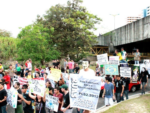 Cerca de 150 jovens foram às ruas marchar contra a corrupção no Brasil (Foto: Marcos Dantas / G1)
