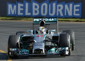 Lewis Hamilton é o mais rápido dos treinos livres de sexta-feira em Melbourne, palco do GP da Austrália (Foto: AFP)