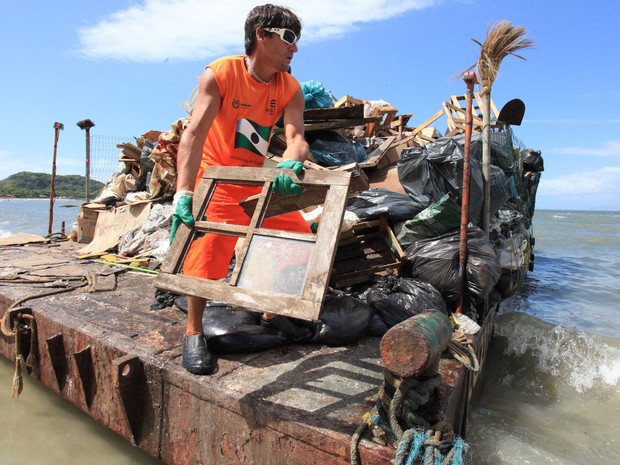 Material é retirado da ilha com o auxílio de uma balsa (Foto: Dirceu Portugal/AEn/Divulgação)