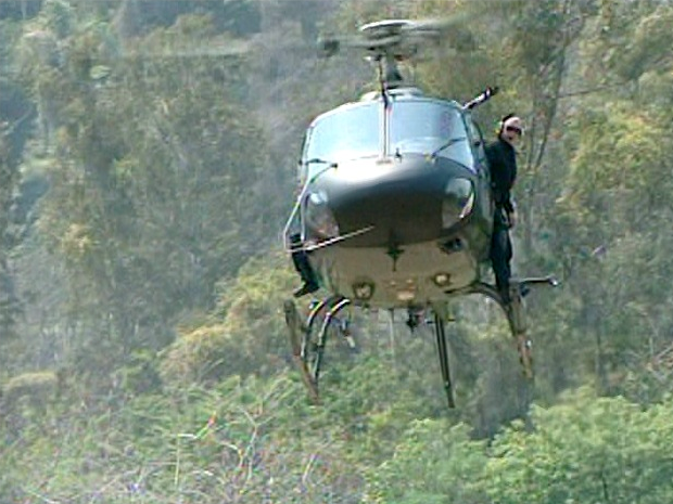 Helicópteros das polícias militar e civil dão apoio à ação (Foto: Reprodução /InterTV / Jairo Martins)