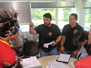 Agentes da Polícia Federal acompanharam ordem de reintegração de posse. (Foto: Tatiane Queiroz/ G1 MS)