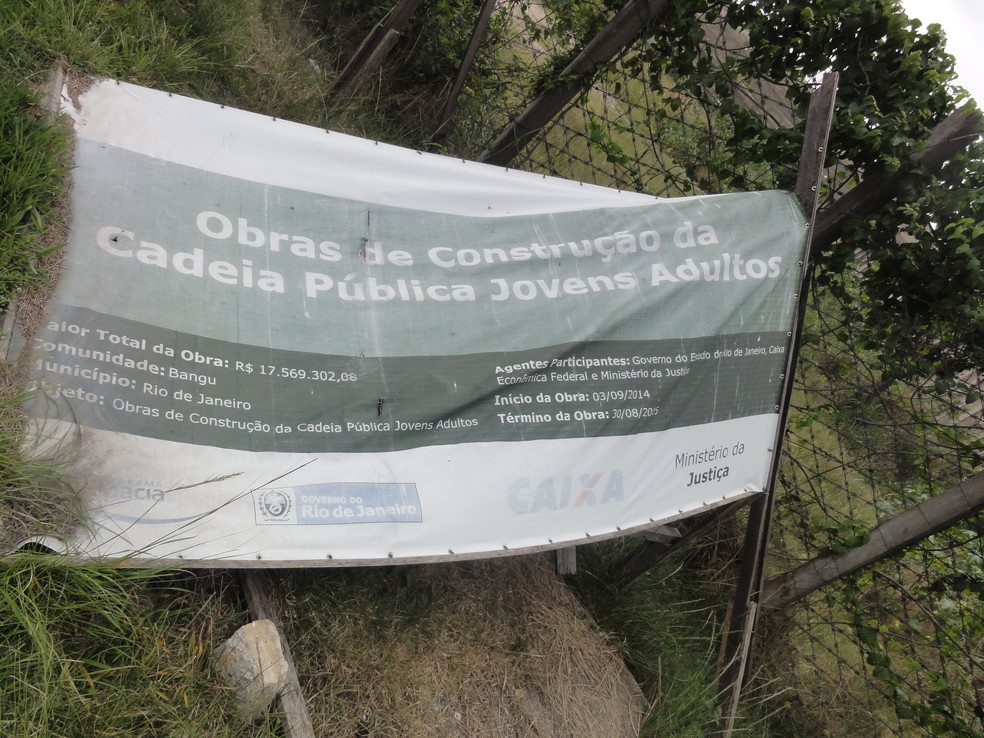 Placa indicando obra de Cadeia Pública em Bangu (Foto: Divulgação)